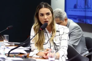 Para a relatora, deputada Paula Belmonte, o texto garante o afastamento enquanto não há a proteção da imunização | Foto: Reprodução