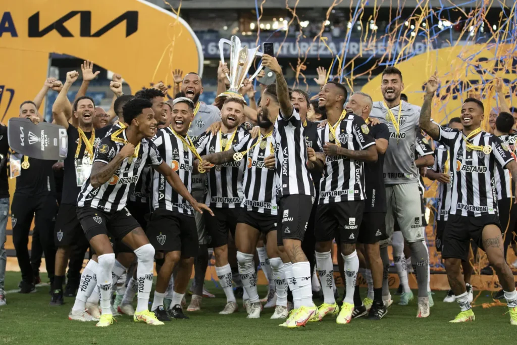 Na Arena Pantanal, em Cuiabá, o Atlético-MG levantou a taça da Supercopa do Brasil depois de derrotar o Flamengo nos pênaltis | Lucas Figueiredo/CBF