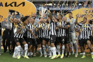 Na Arena Pantanal, em Cuiabá, o Atlético-MG levantou a taça da Supercopa do Brasil depois de derrotar o Flamengo nos pênaltis | Lucas Figueiredo/CBF