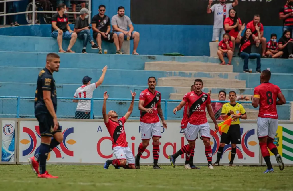 Com dois gols do lateral-direito Dudu, o Atlético Goianiense derrotou a Aparecidense por 2 a 1, no Anníbal Batista de Toledo | Foto: Bruno Corsino/Atlético-GO