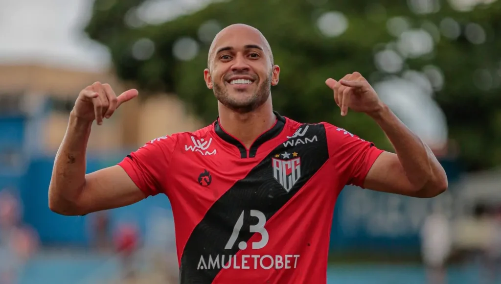 Foram do lateral-direito Dudu os dois gols marcados pelo Atlético-GO na vitória contra a Aparecidense, no sábado (12) | Foto: Bruno Corsino/Atlético-GO