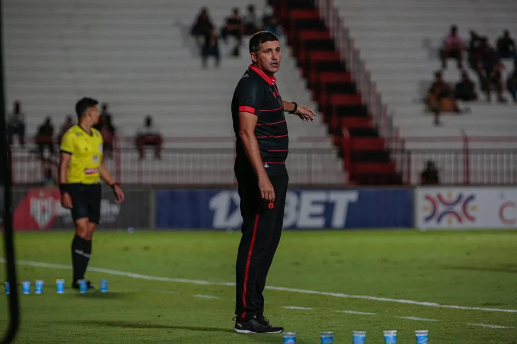 Eduardo Souza foi o responsável por comandar o Atlético Goianiense contra a Aparecidense | Foto: Bruno Corsino/Atlético-GO