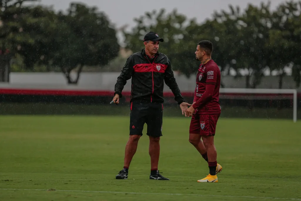 Diante da Aparecidense, o técnico interino Eduardo Souza será o responsável por comandar o Atlético Goianiense | Foto: Bruno Corsino/Atlético-GO