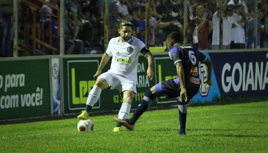 O meia Élvis marcou o gol que deu a vitória ao Esmeraldino no Vale do São Patrício | Foto: Rosiron Rodrigues/Goiás EC