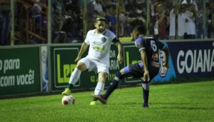 O meia Élvis marcou o gol que deu a vitória ao Esmeraldino no Vale do São Patrício | Foto: Rosiron Rodrigues/Goiás EC