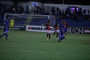 No Estádio Divino Garcia Rosa, na cidade de Goiatuba, o Dragão derrotou o Azulão por 2 a 0 | Foto: Éder Lopes