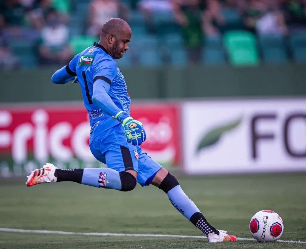 Ao lado de Jennerson, do Grêmio Anápolis, Jeferson é o goleiro menos vazado do Campeonato Goiano | Foto: Heber Gomes