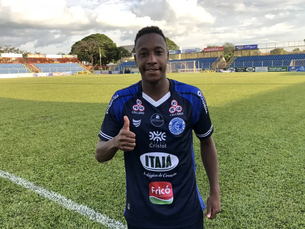 Com quatro gols marcados, o atacante Joãozinho é um dos artilheiros do Campeonato Goiano | Foto: Breno Modesto