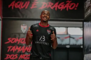 No clássico contra o Vila Nova, o volante Marlon Freitas chegará à marca de 100 jogos com a camisa do Atlético Goianiense | Foto: Bruno Corsino/Atlético-GO