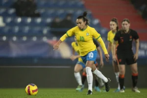 De pênalti, Marta marcou o único gol do Brasil no empate com a Holanda | Foto: Thaís Magalhães/CBF