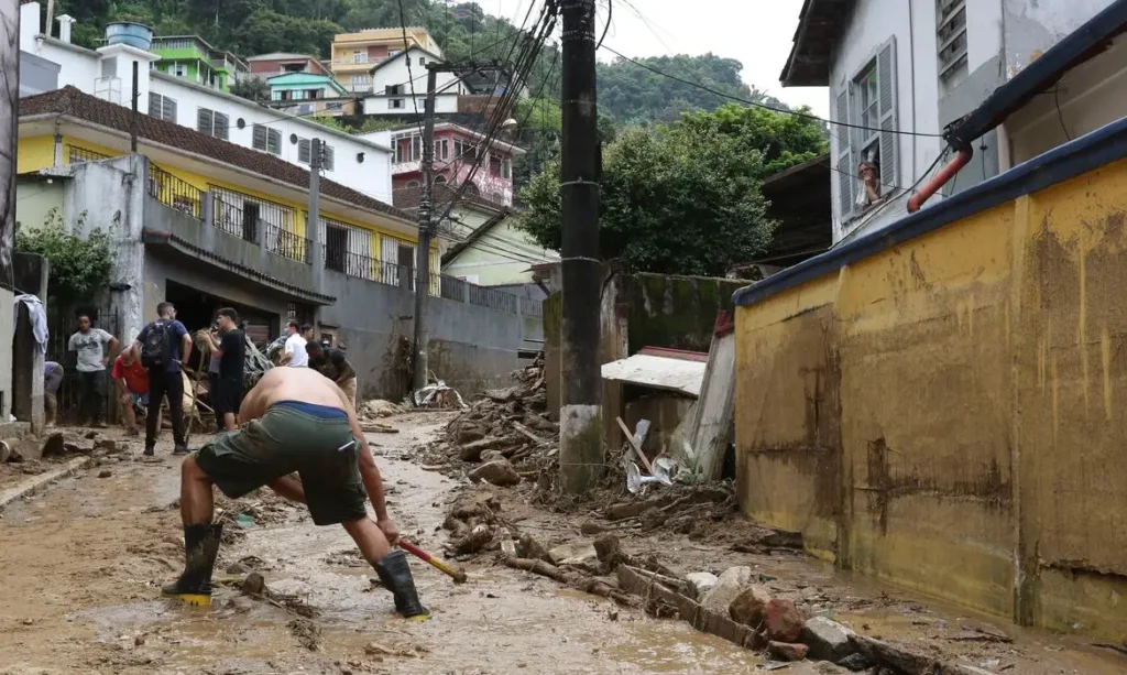 De acordo com os dados, a Prefeitura empenhou R$ 2,107 milhões em obras de prevenção de queda de barreiras, enquanto em propaganda e iluminação de Natal foram R$ 5,531 milhões investidos | Foto: Reprodução/Tânia Rêgo/Agência Brasil