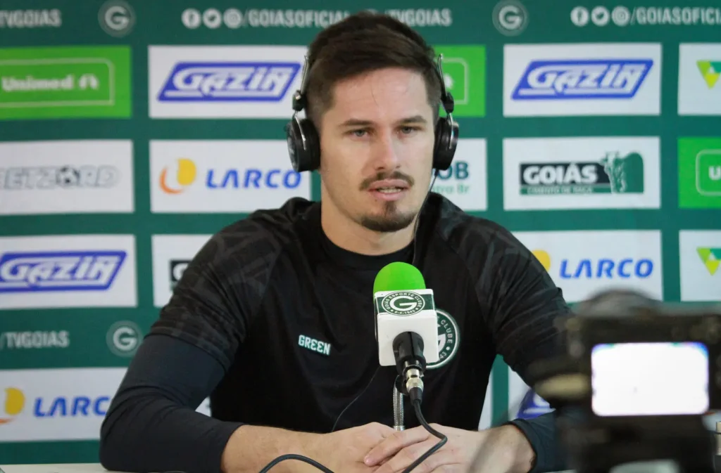 Goleiro destacou superação de equipe em jogo difícil por conta de gramado molhado; Tadeu salvou equipe ainda no primeiro tempo com uma bela defesa | foto: Rosiron Rodrigues / Goiás EC