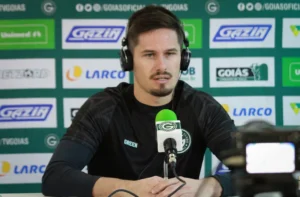 Goleiro destacou superação de equipe em jogo difícil por conta de gramado molhado; Tadeu salvou equipe ainda no primeiro tempo com uma bela defesa | foto: Rosiron Rodrigues / Goiás EC