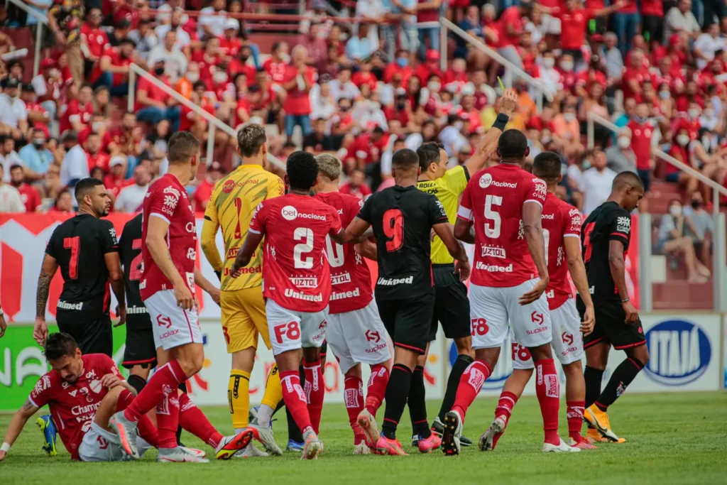 No primeiro turno, o Vila Nova fez valer o mando de campo e derrotou o Atlético por 3 a 2, no OBA | Foto: Bruno Corsino/Atlético-GO