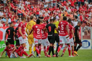 No primeiro turno, o Vila Nova fez valer o mando de campo e derrotou o Atlético por 3 a 2, no OBA | Foto: Bruno Corsino/Atlético-GO
