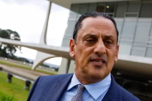 A denúncia explica que em outubro de 2020, Wassef teria dito à uma garçonete: “Não quero ser atendido por você. Você é negra, tem cara de sonsa e não vai saber anotar meu pedido” | Foto: Divulgação
