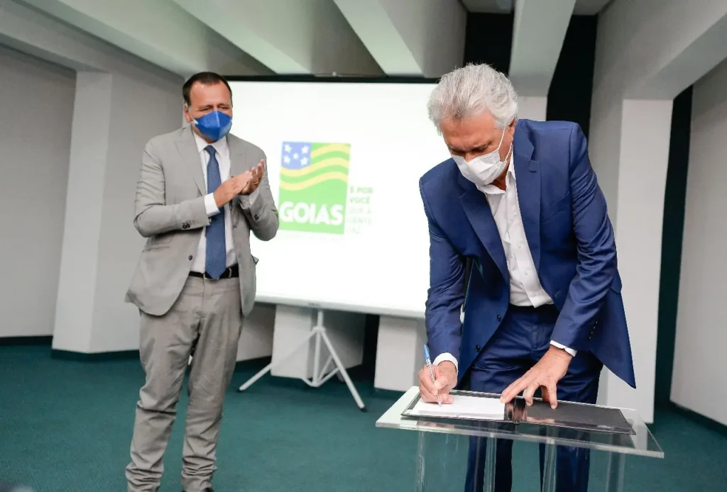 O Governador Ronaldo Caiado assina contrato de venda da Celg T para a EDP | Foto: Lucas Diene