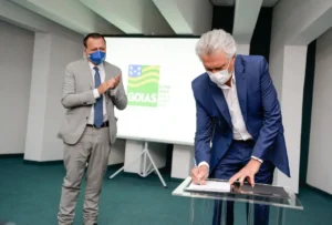 O Governador Ronaldo Caiado assina contrato de venda da Celg T para a EDP | Foto: Lucas Diene