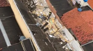 Segundo os Bombeiros, a vítima trabalhava na laje da obra, quando houve o desabamento da estrutura | Foto: Reprodução