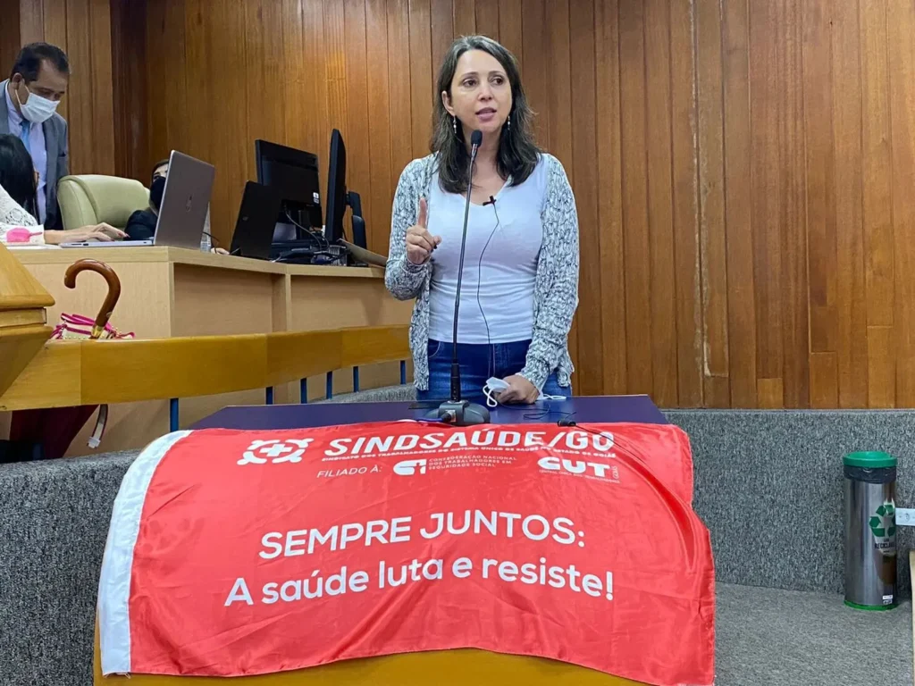 Faixa que pedia dignidade para os trabalhadores da saúde foi arrancada das mão da vice-presidente do SindSaúde | Foto: