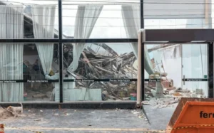 “O telhado do vizinho caiu”, alertou o filho de Diva dos Santos, vizinha da obra que cedeu o teto após as chuvas | Foto: Pedro Pinheiro