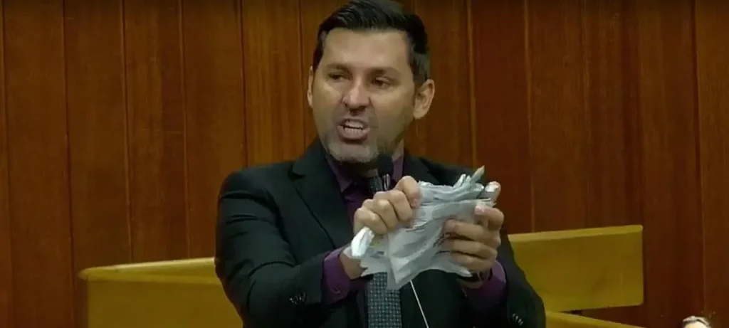 Vereador que se vestiu de palhaço após repercussão negativa do Código Tributário disse que o veículo deveria fechar | Foto: Reprodução