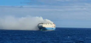 Conforme informações, havia na embarcação 22 tripulantes, mas a Marinha de Portugal afirma que não há feridos | Foto: reprodução