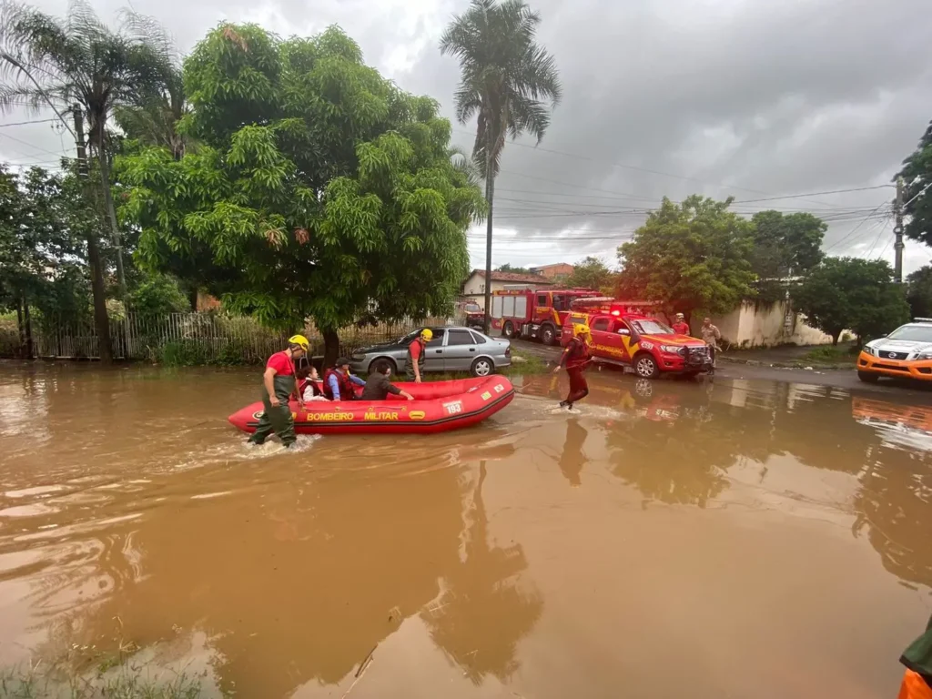 De acordo com informações do CBMGO, o nível da água chegou a alcançar a marca de 1,20 m de altura | Foto: Divulgação/CBMGO
