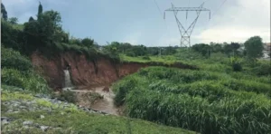 Erosão segue avançando em direção às torres de alta tensão, que apresentam risco de queda | Foto: Reprodução
