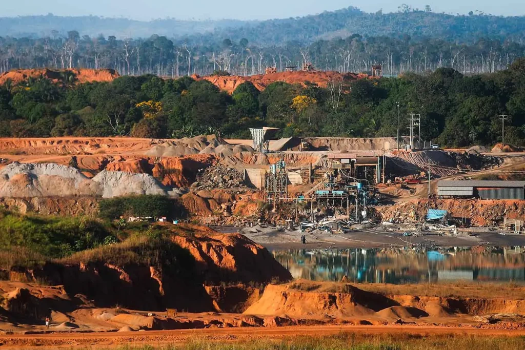 São consideradas mineração artesanal as atividades que usam tecnologia tradicional e mão de obra pouco qualificada, geralmente, modelos de negócios familiar ou de subsistência | Foto: Mario Tama / Staff/Getty Images