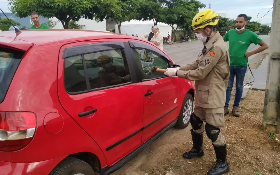 Os socorristas relataram que foi necessário quebrar o vidro para resgatar a criança. O caso aconteceu em Goianésia | Foto: Reprodução