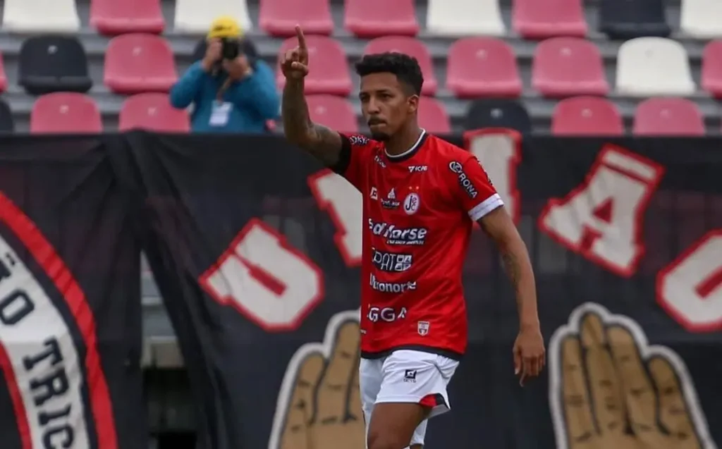 Atacante Caio Monteiro foi revelado no Vasco da Gama e estava atuando no Joinville, na última Série D | foto: Comunicação Joinville