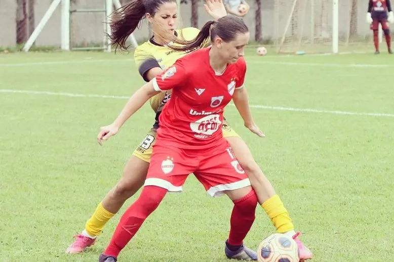 Meia estava presente no título do Vila Nova no Campeonato Goiano Feminino no final de 2021 | foto: Arquivo pessoal