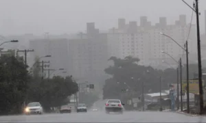 A chuva chegou na capital depois de dias consecutivos de muito calor e recordes históricos de temperatura máxima| Foto: Reprodução