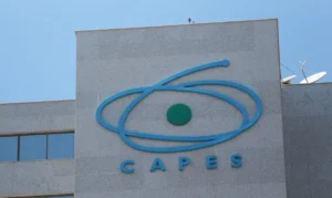Fachada do edifício-sede da Coordenação de Aperfeiçoamento de Pessoal de Nível Superior (Capes)