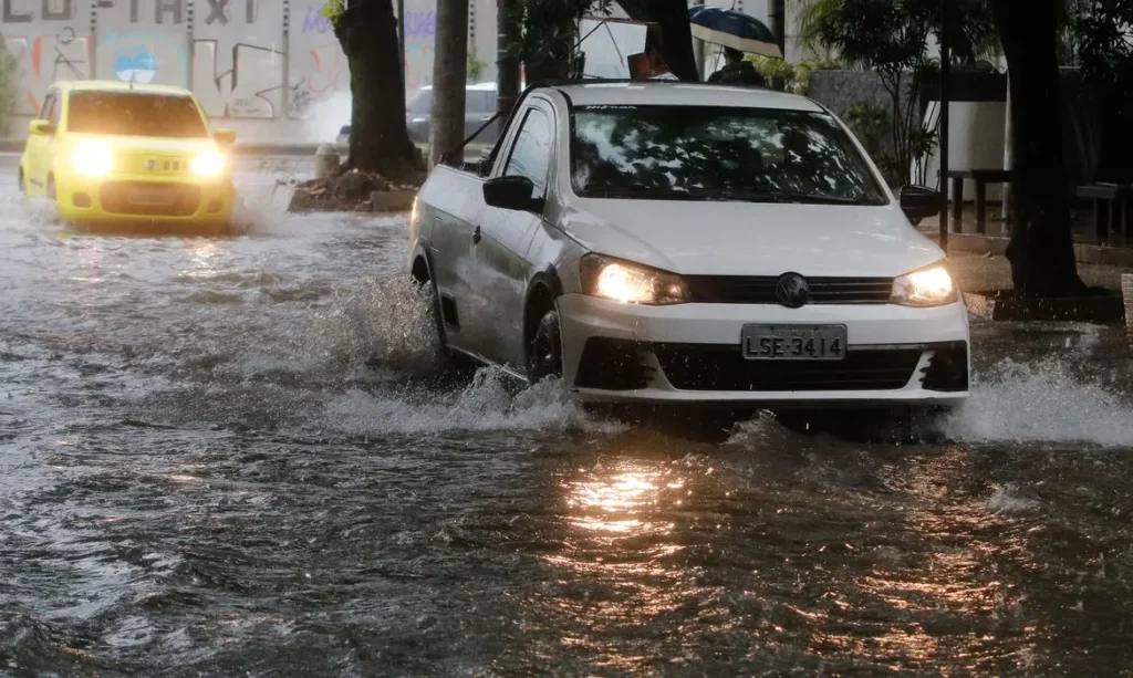 Frente fria traz tempestade, ventania e causa alagamentos no Rio de Janeiro. Rua Pedro Bolato, com bolsão d'água prejudica o trânsito de veículos e pedestres na Barra da Tijuca.