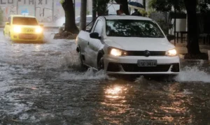 Frente fria traz tempestade, ventania e causa alagamentos no Rio de Janeiro. Rua Pedro Bolato, com bolsão d'água prejudica o trânsito de veículos e pedestres na Barra da Tijuca.