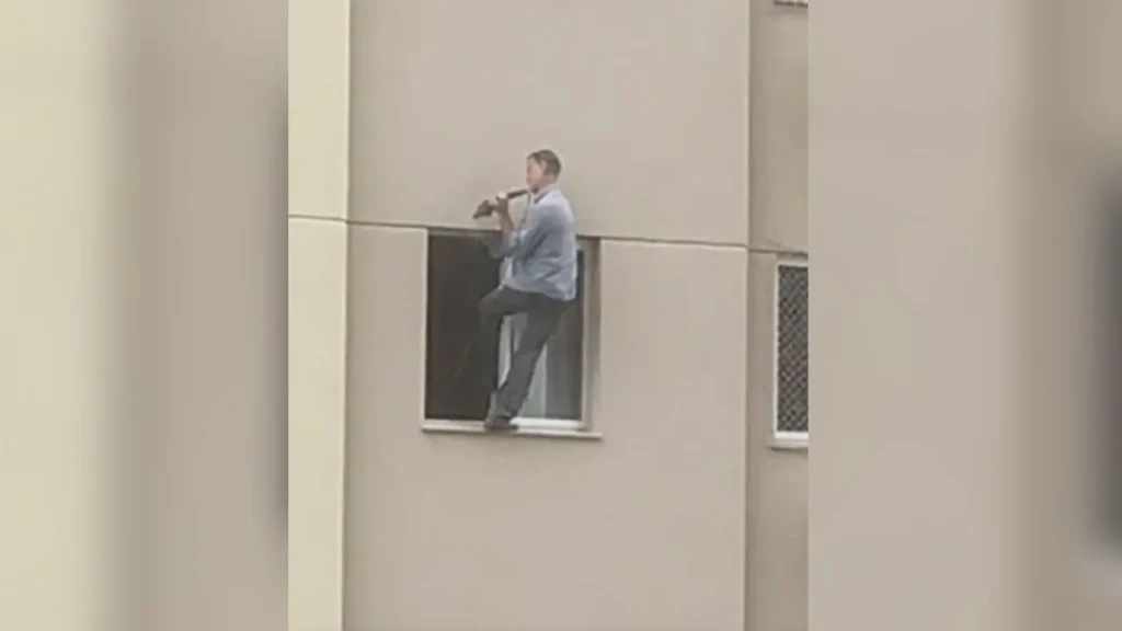 O homem que fazia a instalação de uma rede de proteção, mas sem os equipamentos de segurança adequados | Imagens: Divulgação/Arquivo pessoal