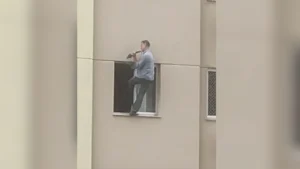 O homem que fazia a instalação de uma rede de proteção, mas sem os equipamentos de segurança adequados | Imagens: Divulgação/Arquivo pessoal
