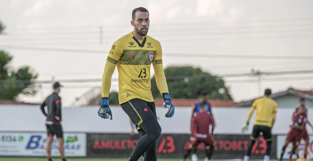 Goleiro estava no Atlético Goianiense, desde 2020 e rescindiu com o rubro-negro antes de acertar a vinda para a raposa | foto: Bruno Corsino / ACG