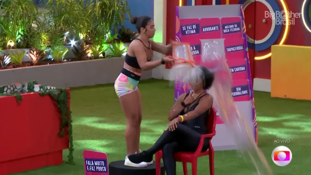 O caso chamou atenção da produção e ainda durante o ao vivo, Tadeu Schmidt, questionou se Natália estava se sentindo bem com a situação | Foto: Reprodução/Globoplay