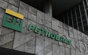 O aumento do preço do petróleo no mercado internacional, corte de custos e aumento da vendas de combustíveis são alguns fatores que influenciaram dizem especialistas. [Foto: reprodução