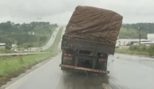 O veículo foi retido e autuado por falta de equipamento obrigatório e falta do cinto para prender a carga | Imagens: Divulgação/PRF