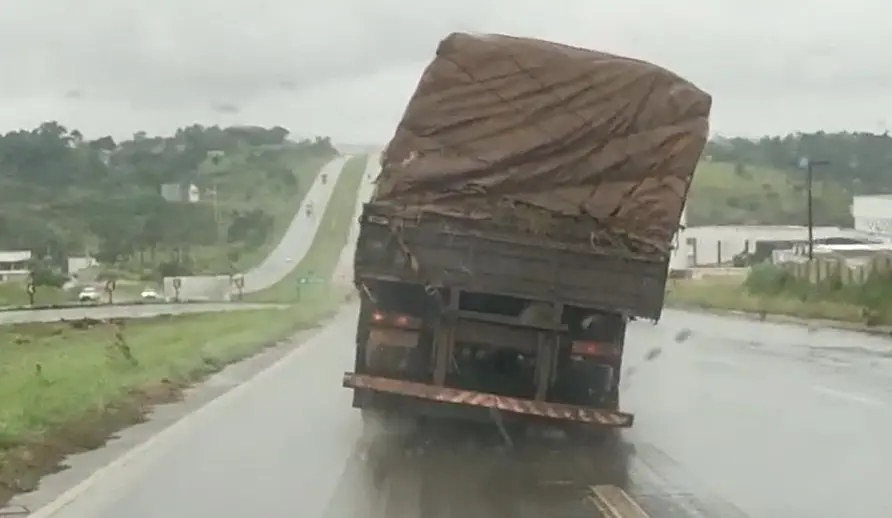 O veículo foi retido e autuado por falta de equipamento obrigatório e falta do cinto para prender a carga | Imagens: Divulgação/PRF