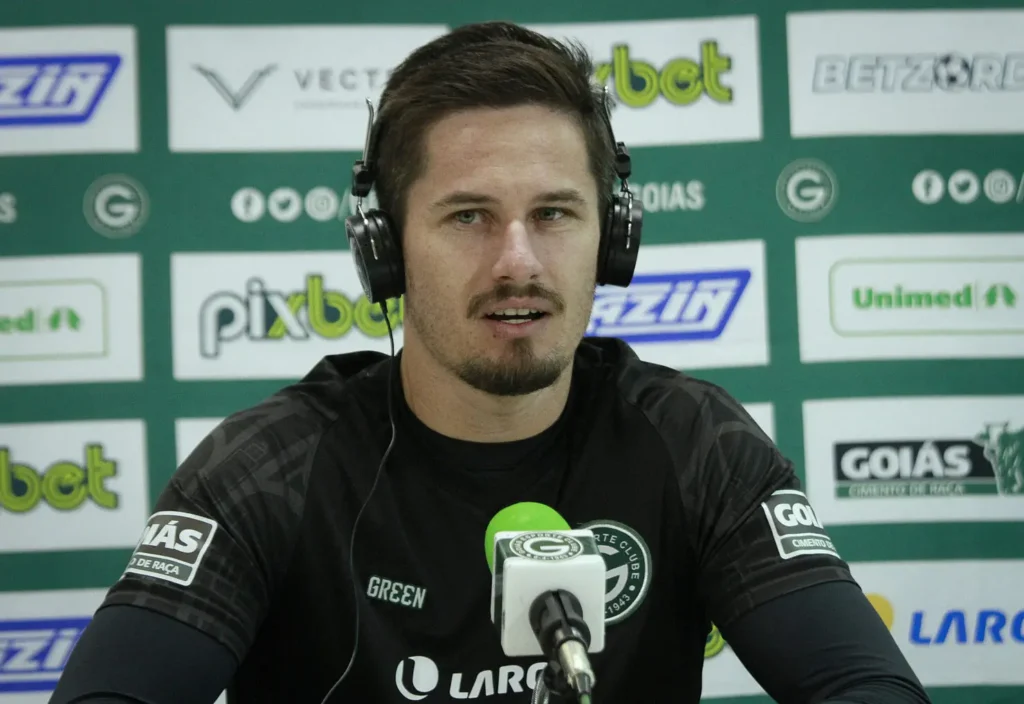 Goleiro reencontra Bruno Pivetti, onde juntos foram campeões em 2017, pela Ferroviária | foto: Rosiron Rodrigues / Goiás EC