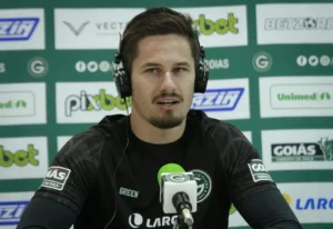Goleiro reencontra Bruno Pivetti, onde juntos foram campeões em 2017, pela Ferroviária | foto: Rosiron Rodrigues / Goiás EC