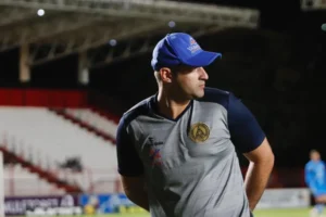 Treinador agora terá a preocupação de escalar zagueiro na vaga de Wesley Matos, suspenso pelo terceiro amarelo| foto: Nicolle Mendes / Aparecidense