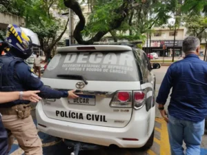 Um dos rapazes foi preso após tentar crédito de financiamento em agência bancária se passando por PRF | Foto: divulgação