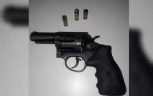 O casal estava sozinho em um cômodo da casa do tio da vítima quando a namorada teria efetuado o disparo contra o rosto do jovem. | Foto: Reprodução