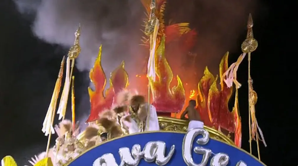 Apesar do imprevisto, a Beija-Flor conseguiu entrar na avenida, e desfilou logo em seguida | Foto: Reprodução/ TV Globo